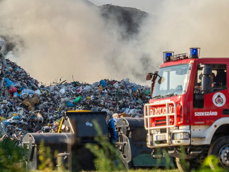 Öt város tűzoltói oltották a Vaskúti hulladéktelep tűzfészkeit