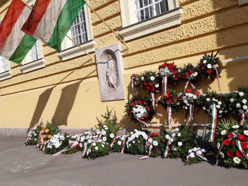 „Ilyen egyenes a történelem” – Megemlékezés és koszorúzás Kalocsán, október 23-án