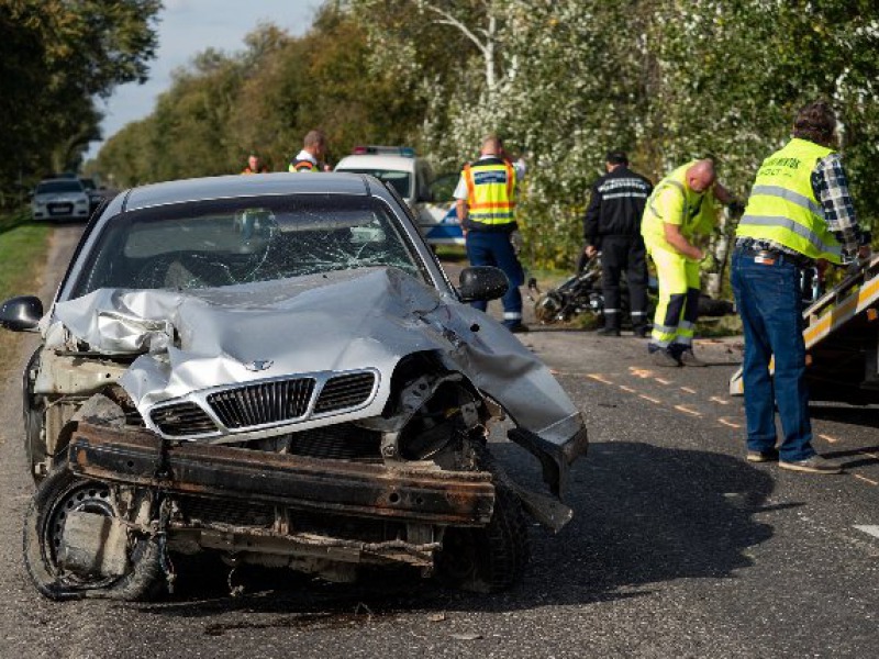 Visszaeső ittas vezető, jogsi nélkül volt a két motorost gázoló Dusnoknál? – Megdöbbentő részletek a tragikus baleset sajtóvisszhangjában