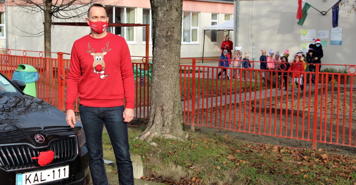 Rudolffal, a szolgálati autóval érkezett a Mikulás küldönce a kalocsai ovisokhoz – Avagy, Filvig Géza polgármester mint csomagfutár