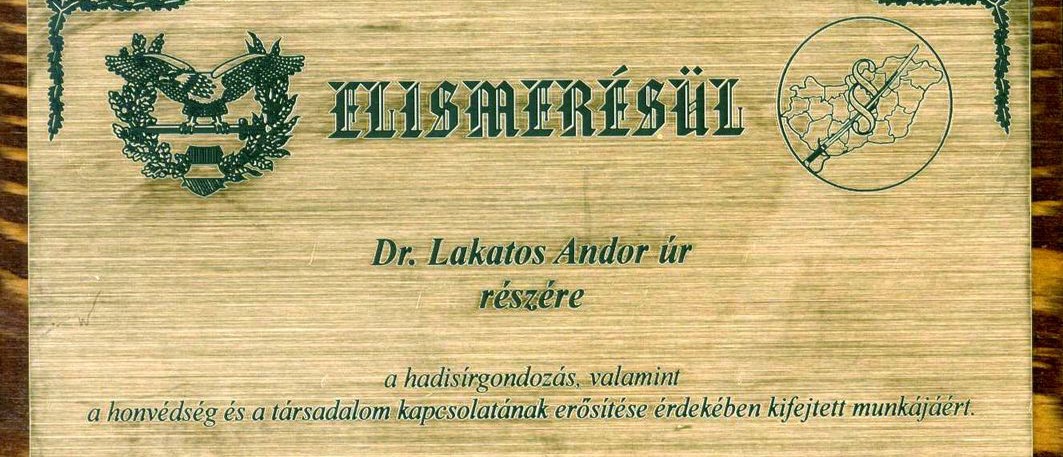 Elismerő plakettet kapott a honvédségtől Lakatos Andor levéltárvezető 