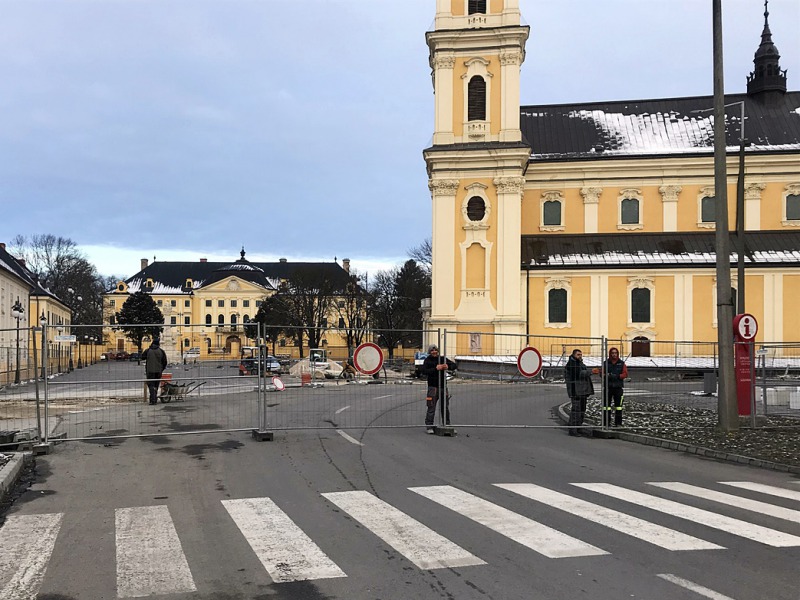 Teljes útzár mellett megkezdődtek a Szentháromság tér felújításának befejező munkálatai - Nem volt fennakadás a forgalomban