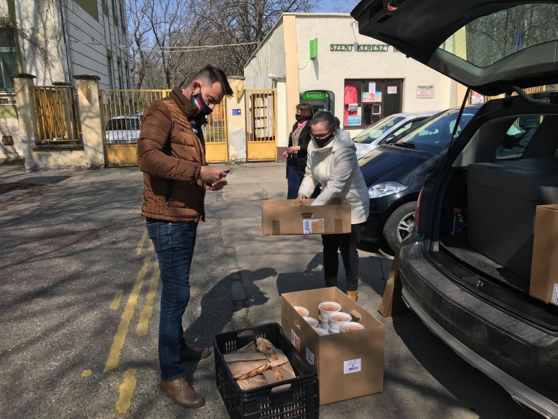 Egészségügyi dolgozókat vendégelt meg a Békés Kalocsáért Egyesület húsvétkor 