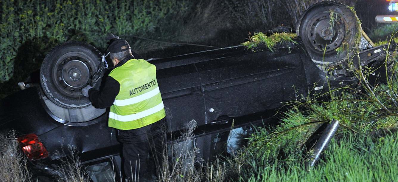 Lelépett a helyszínről a Hajósnál árokba csapódott kocsi sofőrje – Betyárbecsület, vagy tényleg nem tudják ki az?