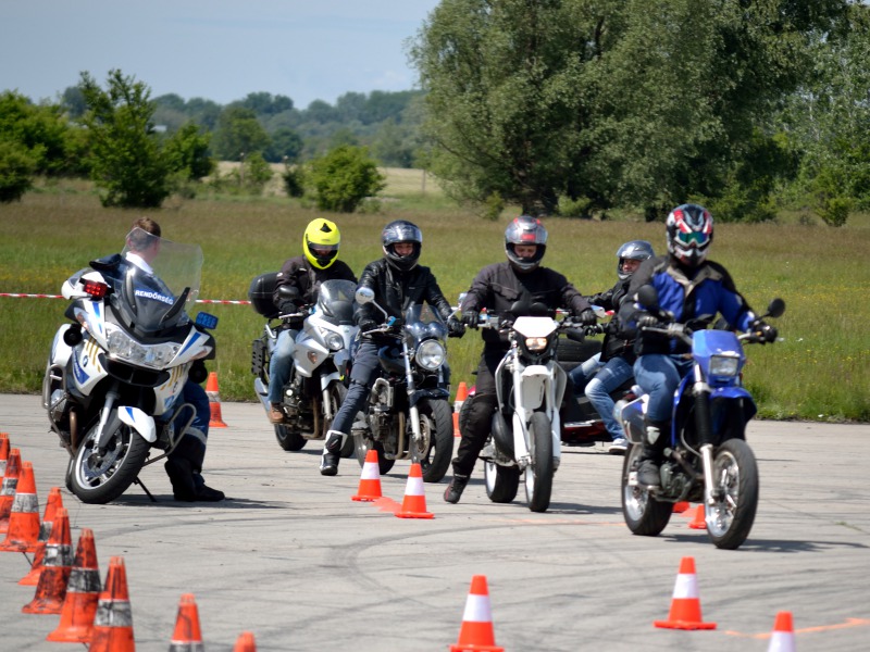 VI: Blue Knights motoros vezetéstechnikai családi nap a reptéren – Először nemzetközi részvétel a kalocsai „Kék Lovagok” rendezvényén