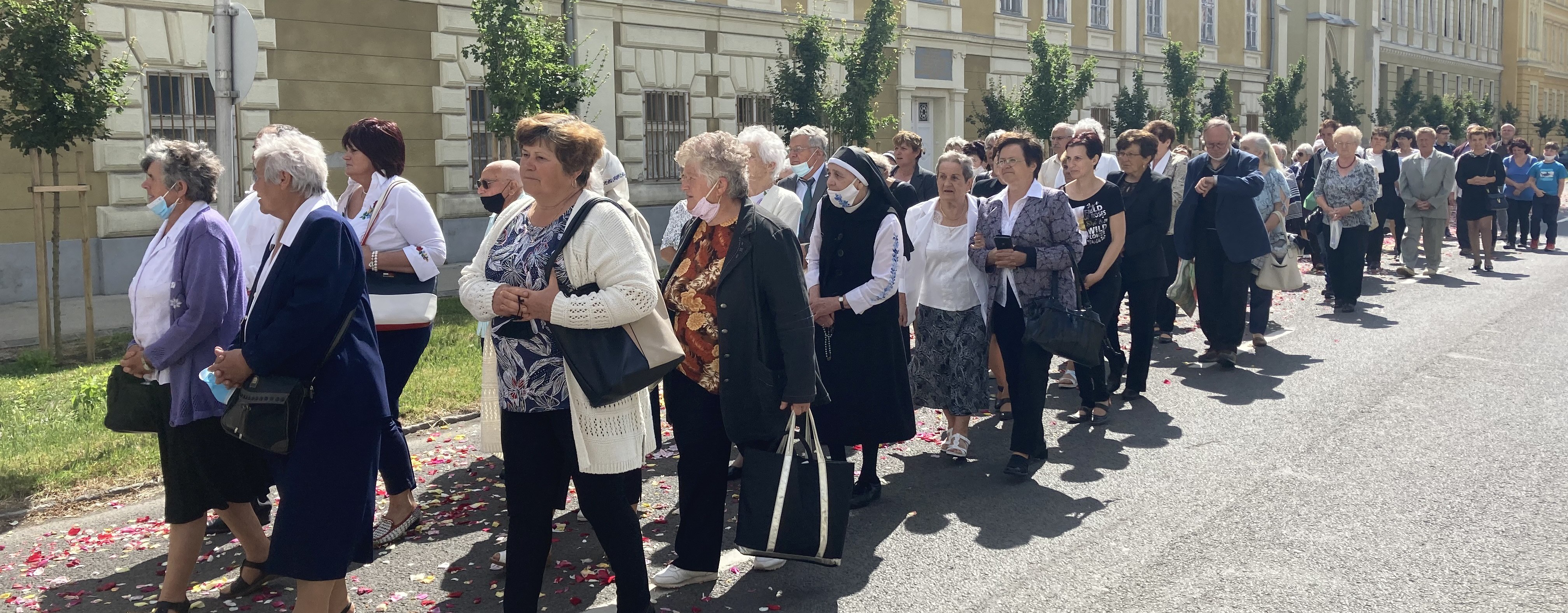 Jézus Szíve búcsú, egy híján százhatvanadszor – Körmenet, virágszirmok, népviselet Kalocsa főbúcsúján