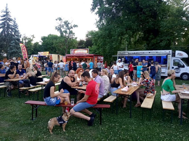 Elindult a Food Truck Show az Érsekkertben – A gasztronómiai különlegességek mellé LED-falas drukkolás, közös meccsnézés dukál