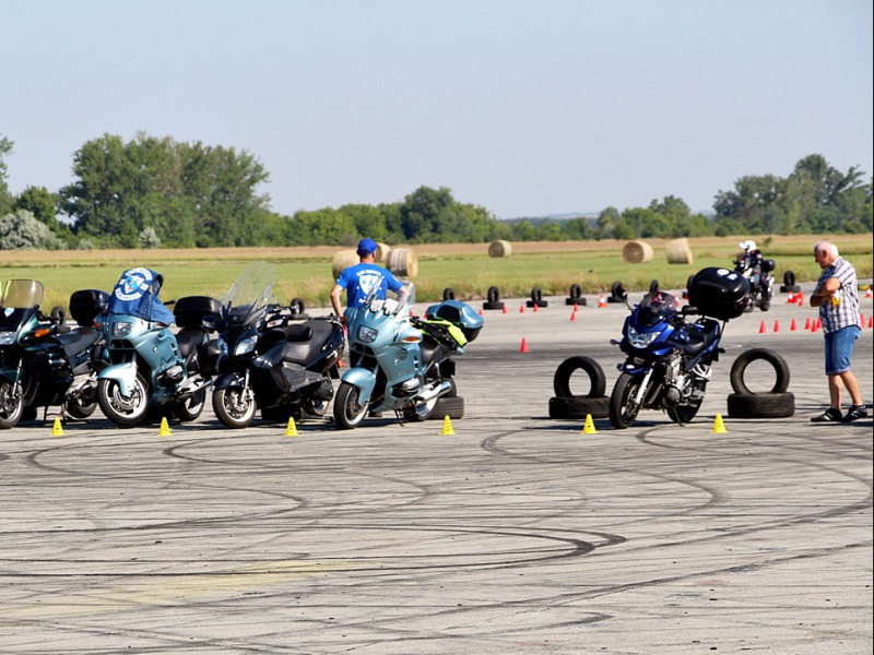 „Kék lovagok” találkozója a reptéren, hatodszor – „Felhőtlen szórakozás” a Blue Knights LE MC motoros családi napján