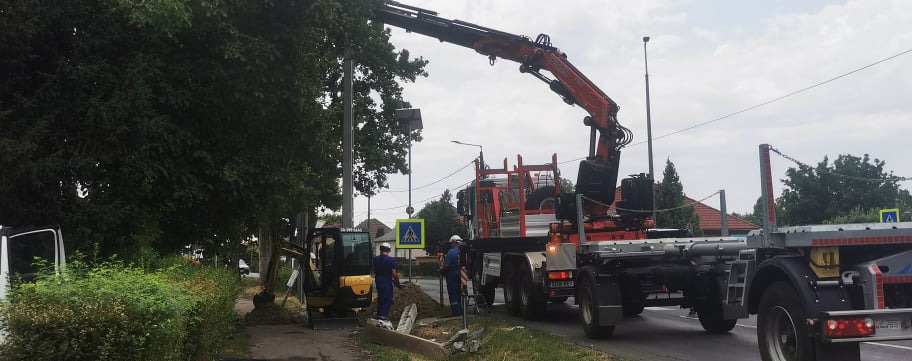 Így került a helyére a szombati balesetben kidöntött villanykaró – A környékben napokig kimaradozott az internet-szolgáltatás