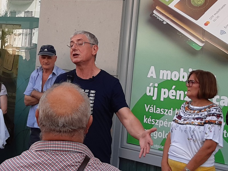 Kalocsára ért a Gyurcsány roadshow - A DK előválasztási utcafórumán Magónét és a bukott miniszterelnököt ellentüntetők várták