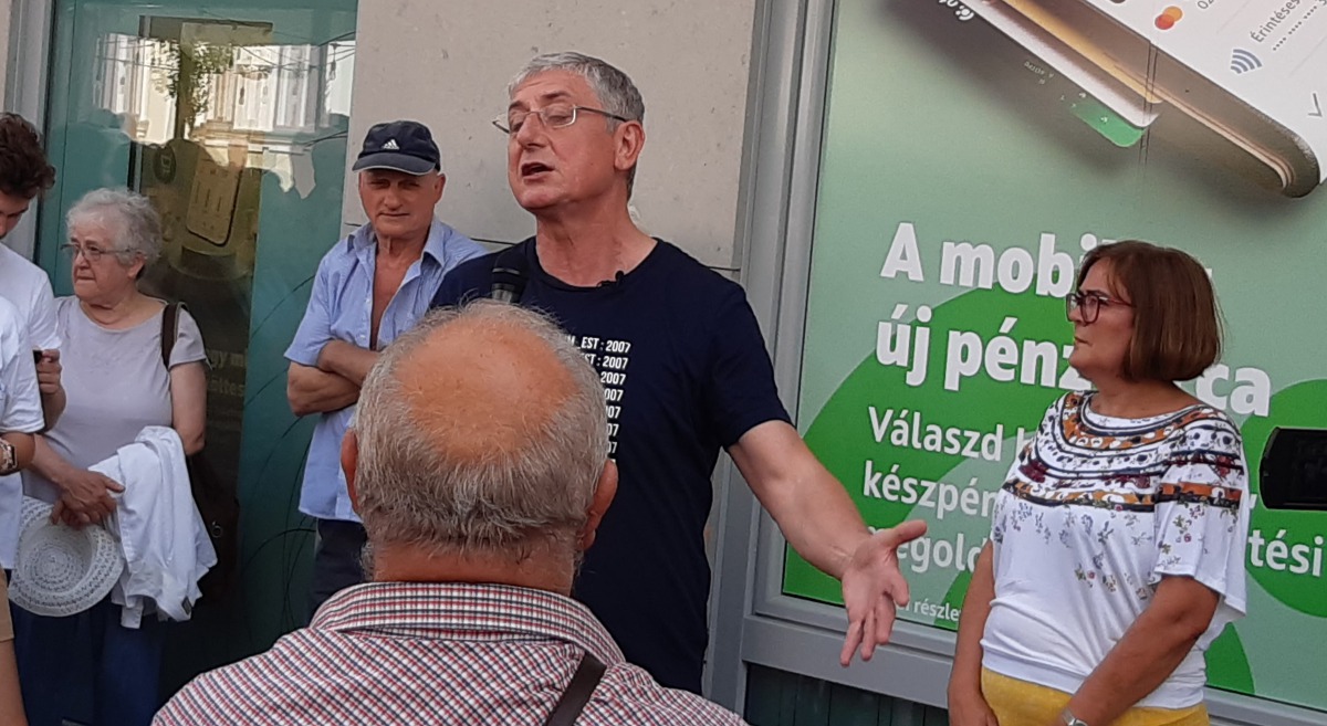 Kalocsára ért a Gyurcsány roadshow - A DK előválasztási utcafórumán Magónét és a bukott miniszterelnököt ellentüntetők várták