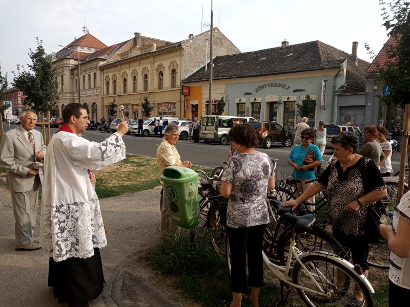 Járműszentelés Kalocsán – Az utazókat Szent Kristóf közbenjárása, az időseket a vakcina felvétele védelmezze!