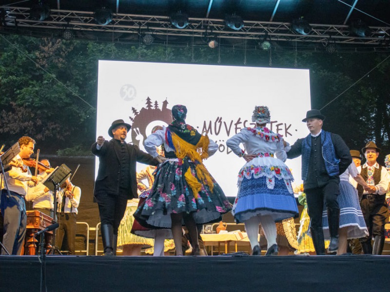 Kalocsai virágba borult a Művészetek Völgye – Egy egész este a kalocsai folklóré volt Kapolcson