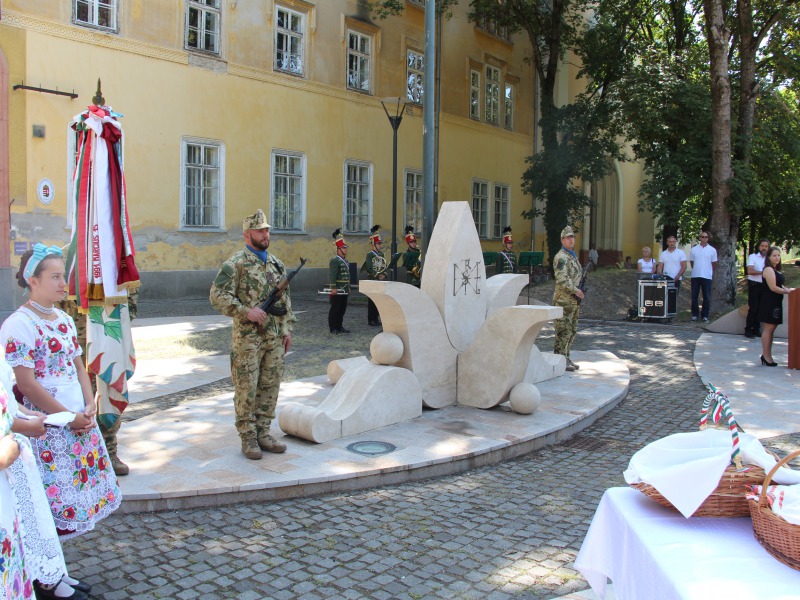 „Szent István napja, mint szent ünnep megtartasson” – Koszorúzás augusztus 20-án az Asztrik téren 