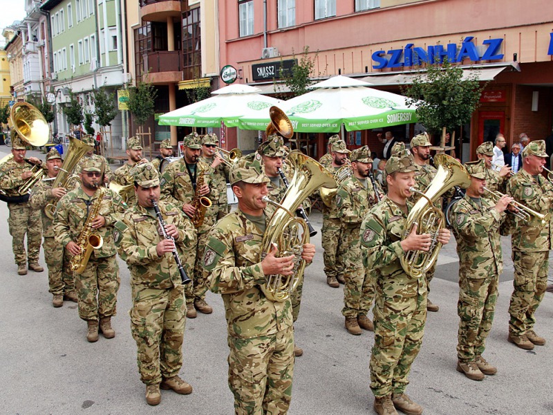 Bajtársi találkozó volt koszorúzással Kalocsán, a katonavárosban – Négy fegyveres hagyományőrző egyesület összetartása a színházban