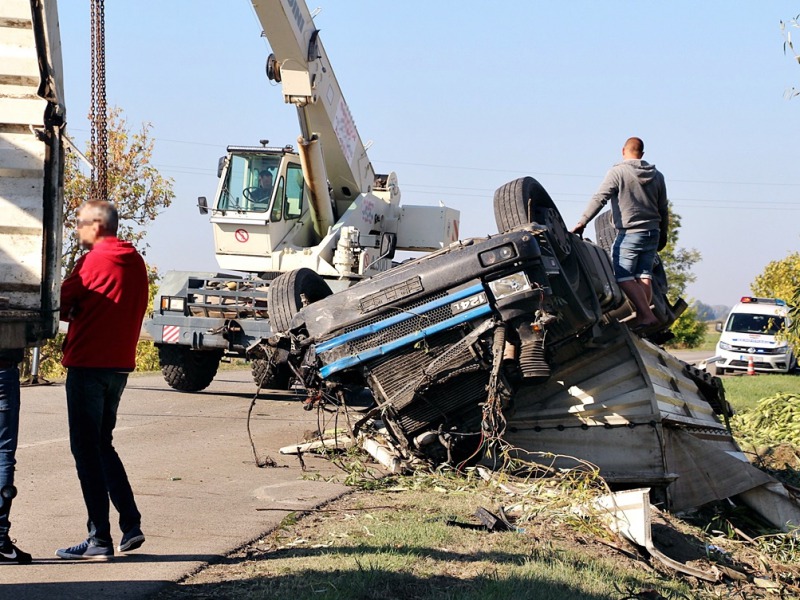 Kukoricaszállító teherautó borult árokba Öregcsertőnél – A vezetőfülke felismerhetetlenségig szétroncsolódott és leszakadt