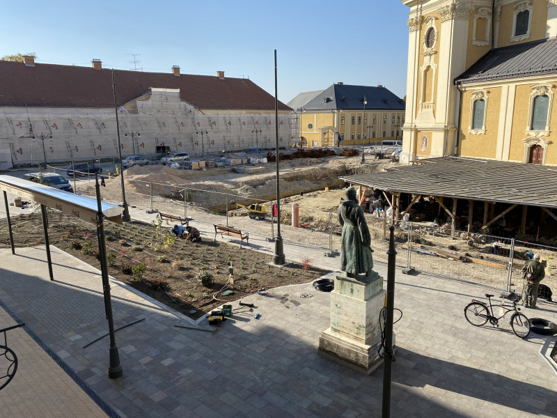 Szentháromság tér: Elkezdődött a régi templom bemutatásához szükséges támfal építése - Újabb térrészletek nyílnak meg