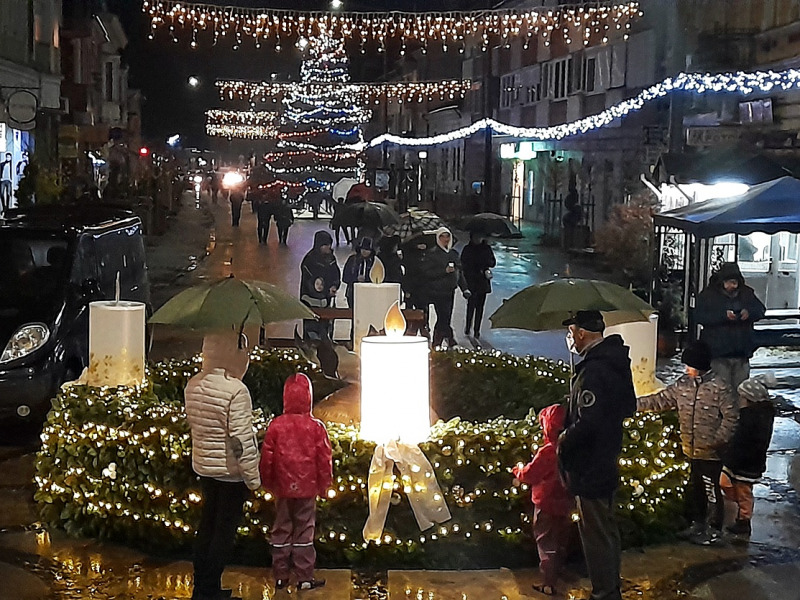 Ünnepi fényekbe öltözött a város – Fellobbant az első adventi gyertya lángja