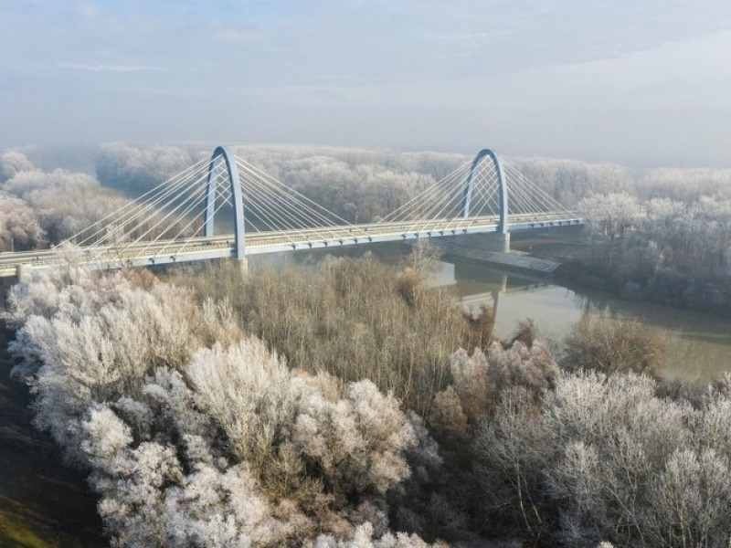 Európában egyedülálló az újonnan átadott tiszaugi Tisza-híd – A Kalocsa- Paks Duna-hidat is ez a kivitelező cég építi 