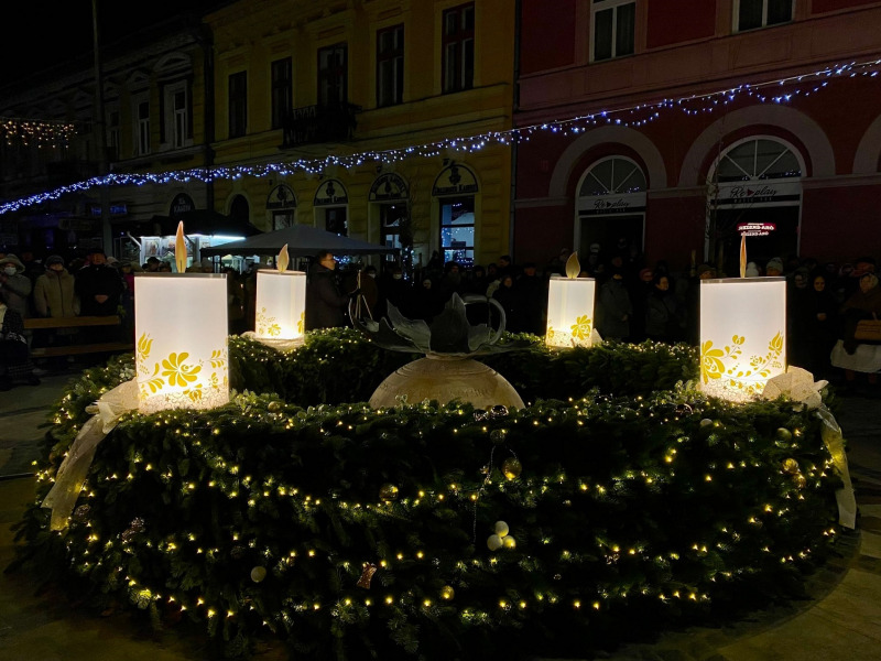 Karácsony közeleg - A város adventi koszorúján fellobbant a negyedik gyertya lángja 