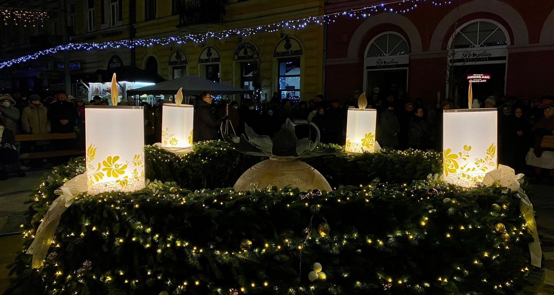 Karácsony közeleg - A város adventi koszorúján fellobbant a negyedik gyertya lángja 