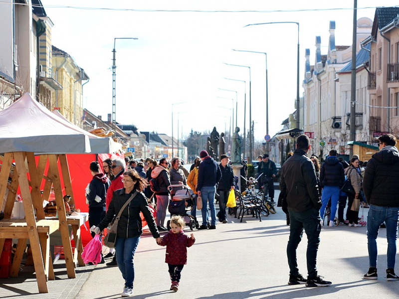 Kistermelők vására Kalocsán – Másodszor is nagy volt az érdeklődés, bár szombaton rontotta a forgalmat az esős idő