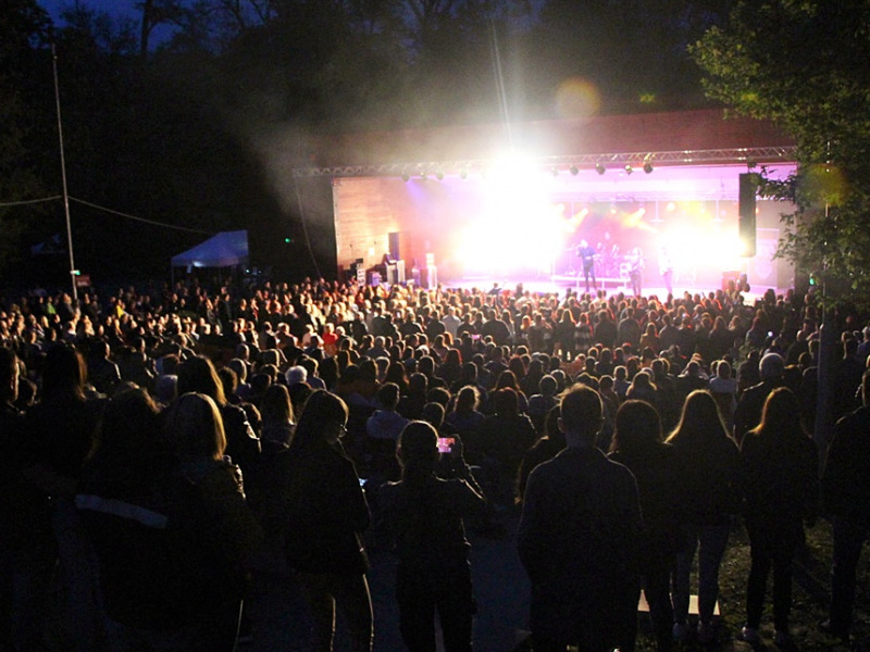 Fergeteges zárókoncert a kalocsai majálison – Minden húron pendültek a kalocsai könnyűzene jeles képviselői