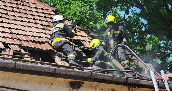 Nagy erejű robbanás Kiskőrös belterületén – Két súlyos sérültet mentőhelikopter szállított Pécsre és Budapestre