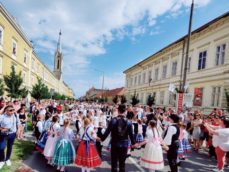 Nagy érdeklődés mellett, fergeteges hangulatban zajlott az I. Pünkösdi Népművészeti Fesztivál néptáncos felvonulása – A Duna menti Folklórfesztiválok hangulatát idézte