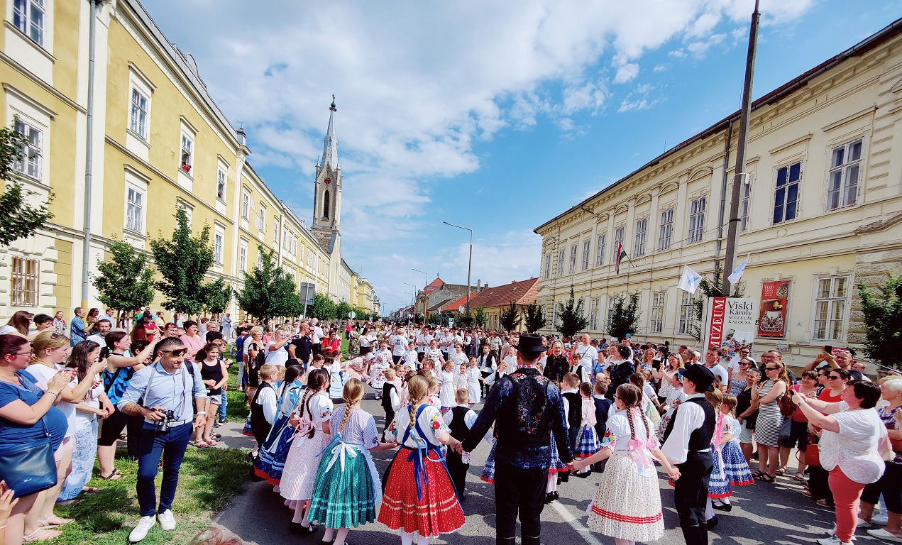 Nagy érdeklődés mellett, fergeteges hangulatban zajlott az I. Pünkösdi Népművészeti Fesztivál néptáncos felvonulása – A Duna menti Folklórfesztiválok hangulatát idézte