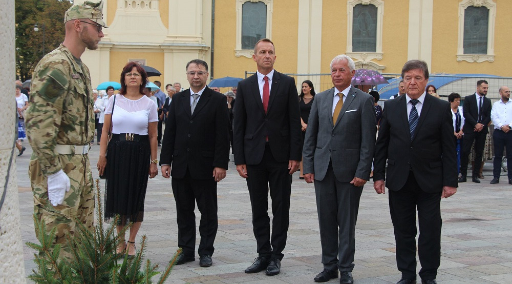 „ISTEN ÉLTESSEN MAGYARORSZÁG” – Koszorúzás augusztus 20-án a főtéri Szent István szobornál