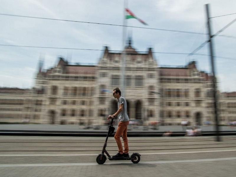 Változik a KRESZ, nemsokára az elektromos rollerekkel sem száguldozhatnak büntetlenül