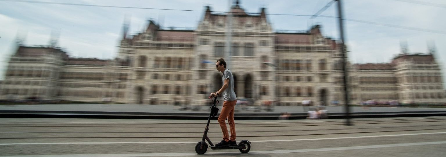 Változik a KRESZ, nemsokára az elektromos rollerekkel sem száguldozhatnak büntetlenül