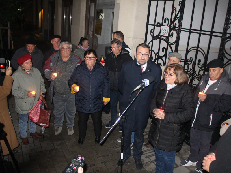 Magóné Tóth Gyöngyi és Komáromi Zoltán tartott sajtótájékoztatót a Városházánál – DK-s demonstráció volt a kórháznál