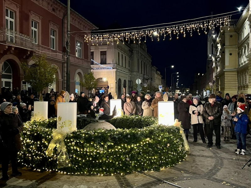 Kigyúlt a második adventi gyertya – Szent Miklós ünnepén megáldották az idei pálinkákat