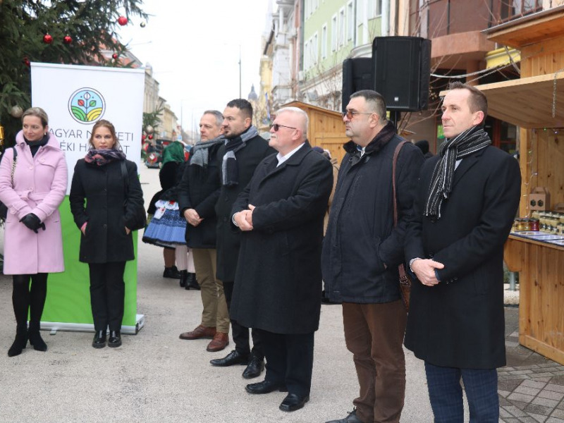 Karácsonyi élménypiac, kistermelői vásár a sétálóutcában – A járásból és távolabbról is érkeztek termelők