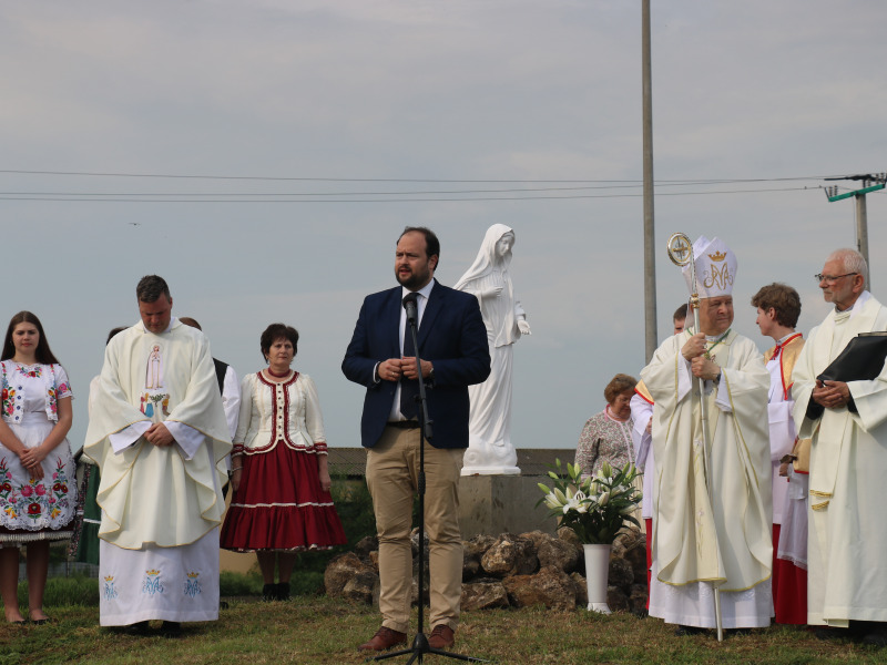 Ünnepi érseki szentmise és szoborszentelés Dunavecsén