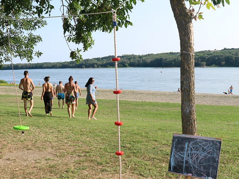 Százak lazulnak Solt Beachnél és Hartánál a Duna-parton 