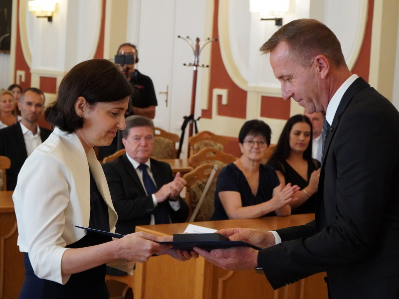 Kalocsa Város Tudományos Életéért – Tóth Mike-díjat vett át Baranyiné Hellényi Viktória, a Kossuth igazgatóhelyettese 