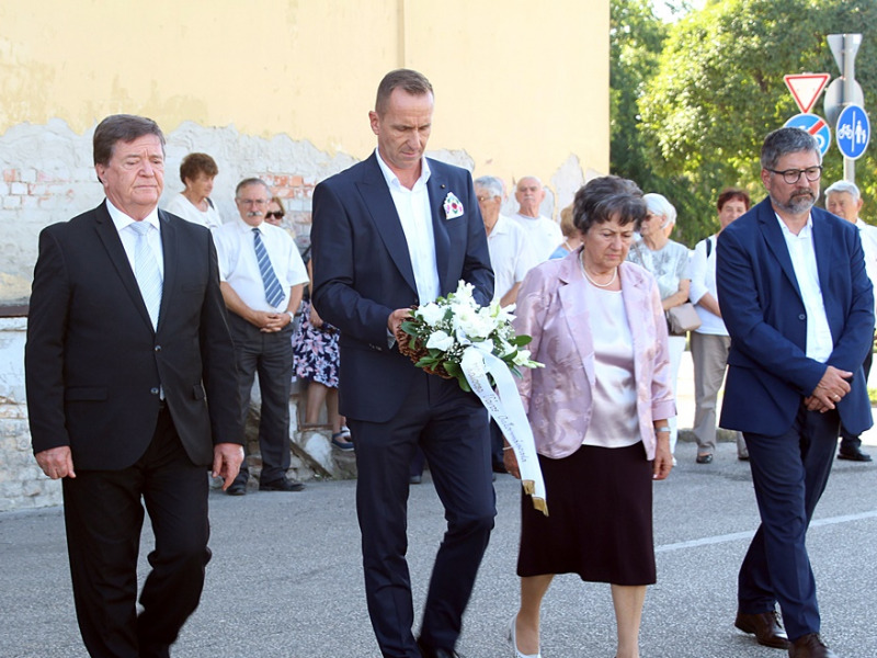 A kalocsai paprikakutatás úttörőjére emlékeztek – Halála 20. évfordulóján megkoszorúzták dr. Márkus Ferenc paprikanemesítő emléktábláját