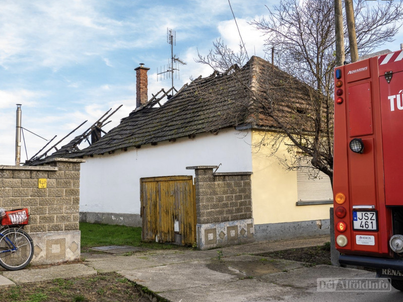 Háztűz Dusnokon: két vízműves mentette meg a rokkantkocsis férfi életét