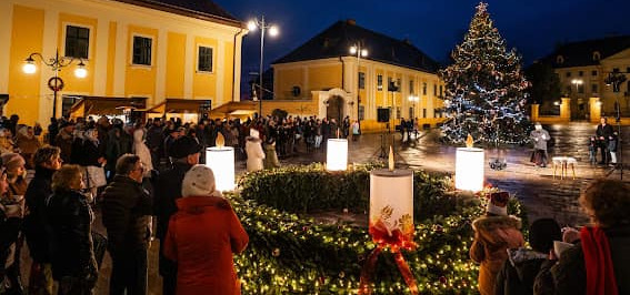 A negyedik, a szeretet gyertyája is felgyulladt Kalocsa adventi koszorúján – Filvig Géza polgármester és Bábel Balázs érsek együtt lobbantotta lángra