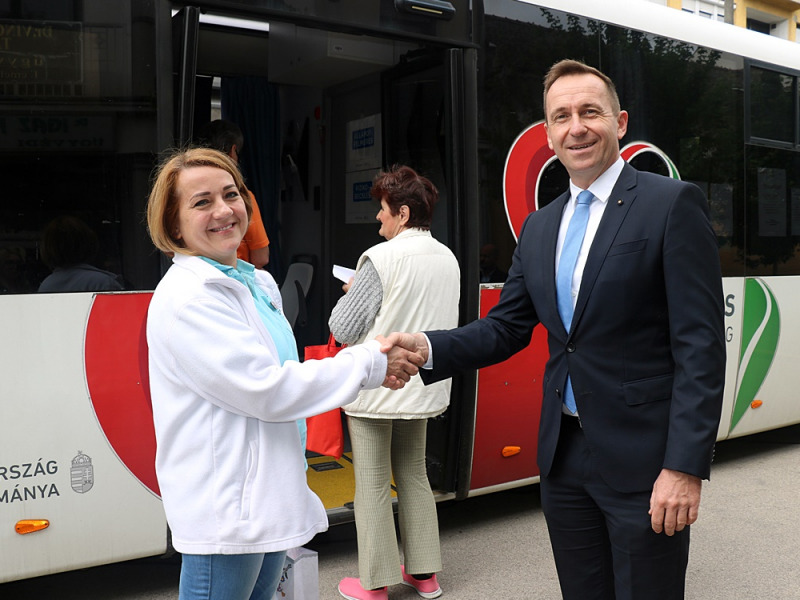 Egészségügyi szűrőbusz érkezett Kalocsára – A lakosság örömmel fogadta, nagyon sokan jelentkeztek a vizsgálatokra