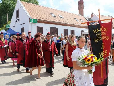 Színes műsorfolyam, borlovag avatás a 42. Orbán-napi Borünnepen – Kovács Róbert a Magyarországi Borrendek Országos Szövetsége elnöke lett