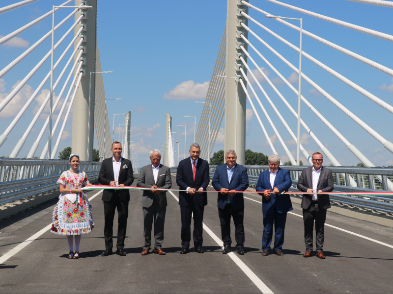 Ünnepélyesen átadták a Kalocsa-Paks Duna-hidat – Délutántól szabad az út Paks, az M6 irányába!