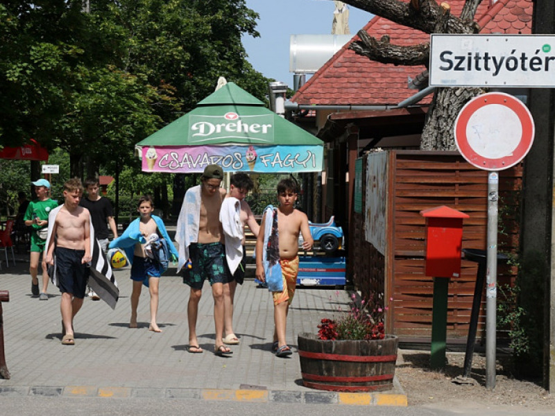 Elstartolt a nyári fürdőszezon a Szelidi-tónál – Megjelentek az új hídon át érkező kerékpáros turisták