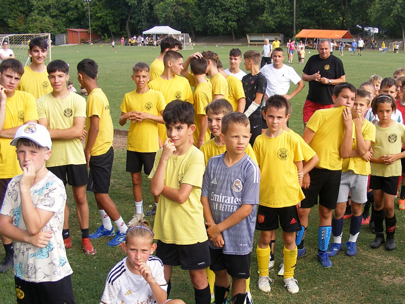 Szezonzáró sátoros ünnep éremosztóval a Méhecskéknél