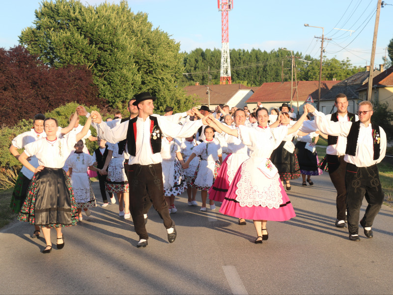 Százak perdültek táncra Hajóson, a Hajoscher Tracht- und Tanztag–on - Fergeteges Népviselet és Tánc Napja 