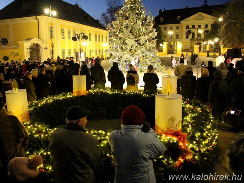 Adventi programok Kalocsán – Gyertyagyújtó alkalmak, Mikulás-járás, Kultúrpiac és karácsonyi vásár