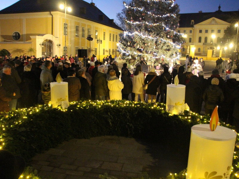 Fellobbant az első adventi gyertya fénye – Több százan gyűltek össze vasárnap alkonyatkor a Szentháromság téren, Kalocsán